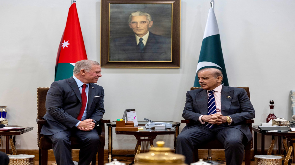 جلالة الملك عبدﷲ الثاني لدى لقائه رئيس الوزراء الباكستاني محمد شهباز شريف. (المملكة)