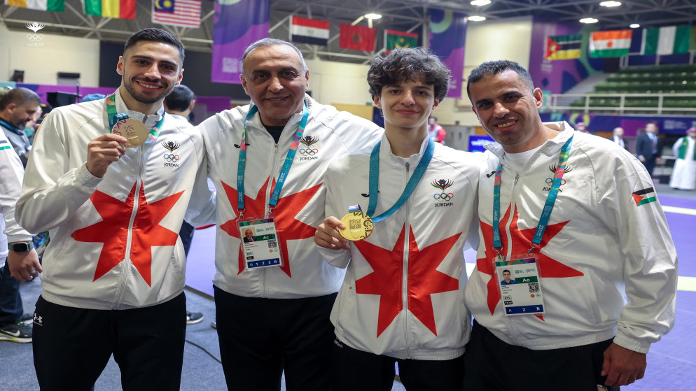 اللاعبان جعفر الداود وزيد مصطفى يحصدان ذهبيتين للتايكواندو في منافسات دورة ألعاب التضامن الإسلامي. (اللجنة الأولمبية الأردنية)