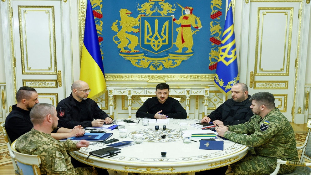 الرئيس الأوكراني فولوديمير زيلينسكي أثناء إجابته على سؤال خلال اجتماع مع وسائل الإعلام مع وزير الدفاع دينيس شميهال ورئيس الأركان العامة للقوات المسلحة الأوكرانية أندريه حناتوف وأمين مجلس الأمن القومي والدفاع الأوكراني رستم عمروف ونائب رئيس مكتب الرئيس الأوكراني بافلو باليسا والمستشار الرئاسي الأوكراني أوليكساندر كاميشين. أوكرانيا 7 نوفمبر 2025. (رويترز)