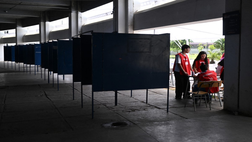 مركز اقتراع بملعب خوليو مارتينيز برادانوس الوطني في سانتياغو .15 تشرين الثاني 2025. (أ ف ب)