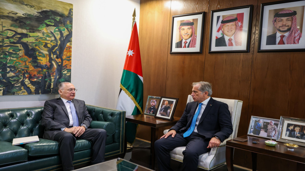 رئيس الوزراء جعفر حسّان، خلال اجتماعه مع رئيس هيئة النزاهة ومكافحة الفساد مهند حجازي