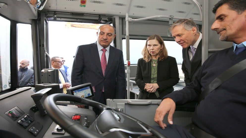 رئيس لجنة أمانة عمان الكبرى يتفقد التشغيل التجريبي لمسار الحافلات الكهربائية.(أمانة عمان الكبرى)