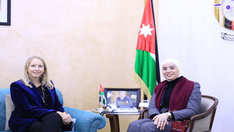 وزيرة التنمية الاجتماعية، رئيسة اللجنة الوزارية لتمكين المرأة، وفاء بني مصطفى، خلال لقائها السفيرة الهولندية لدى المملكة ستيلا كلوث