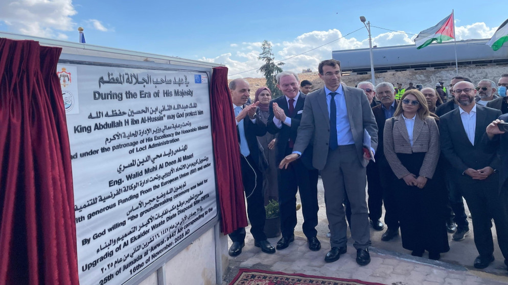 وزير الإدارة المحلية وليد المصري يضع حجر الأساس لمشروع تطوير وإعادة تأهيل مكب نفايات الأكيدر. (وزارة الإدارة المحلية)