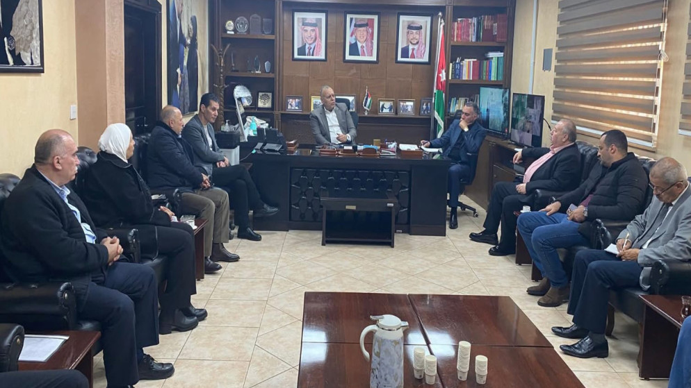 محافظ مأدبا حسن الجبور يبحث مع عدد من المدراء التنفيذيين في مديريات المحافظة، خطة الطوارئ لفصل الشتاء .