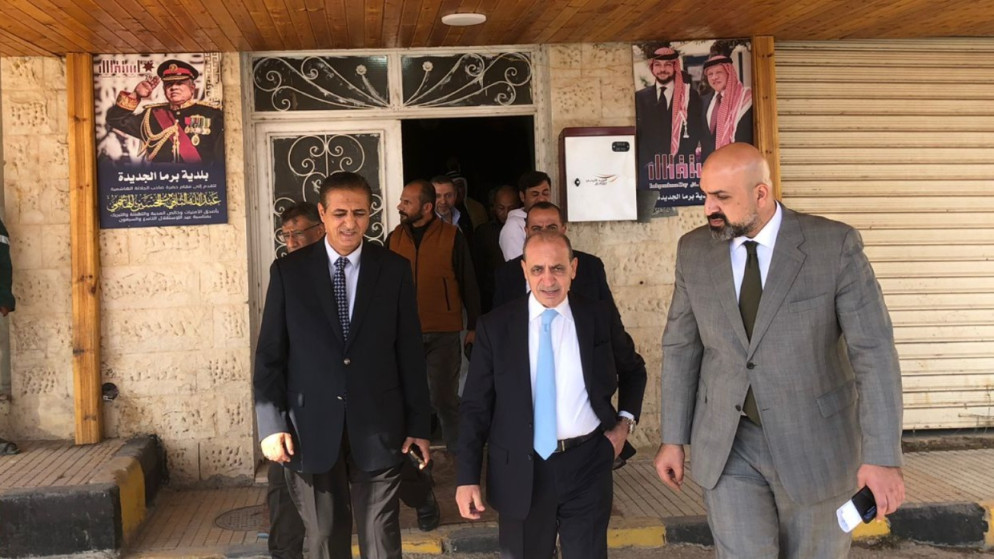 وزير الإدارة المحلية وليد المصري خلال تفقده بلدية برما في محافظة جرش.