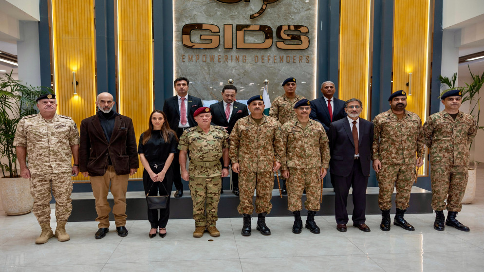 الملك يزور شركة للصناعات الدفاعية في إسلام آباد ويحضر تمرينا عسكريا. (الديوان الملكي)