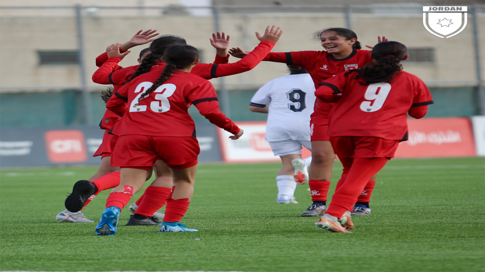 لاعبات المنتخب الوطني النسوي لكرة القدم تحت سن 14.