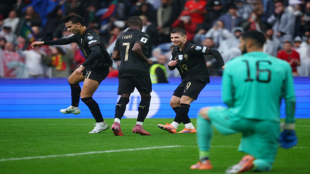 يحتفل البرتغالي فرانسيسكو كونسيساو بتسجيل هدفه التاسع مع كارلوس فوربس وجواو فيليكس. البرتغال ضد أرمينيا. (رويترز)