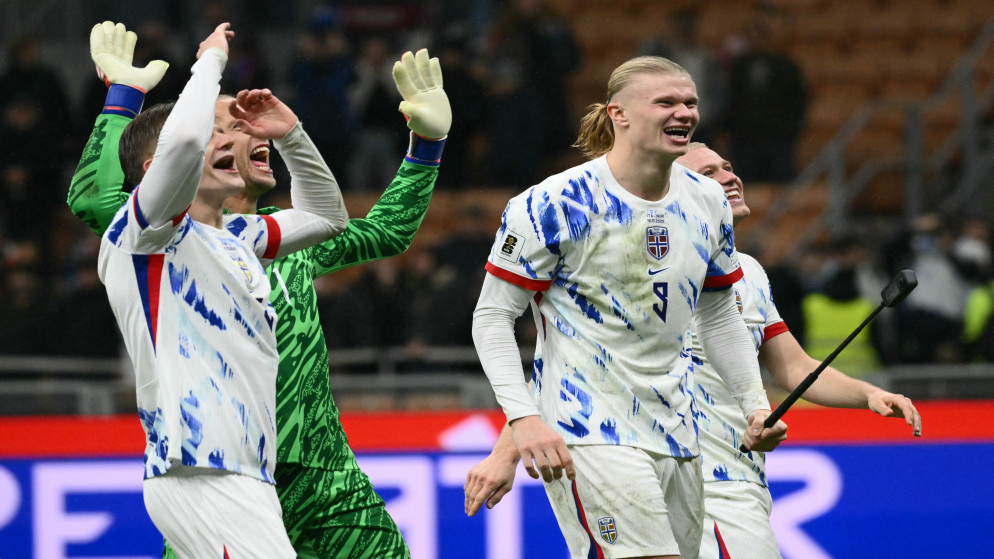 يحتفل قائد منتخب النرويج إيرلينج براوت هالاند مع زملائه في الفريق بعد الفوز في مباراة تصفيات كأس العالم 2026 لكرة القدم بين إيطاليا والنرويج، 16 تشرين الثاني 2025. (أ ف ب)