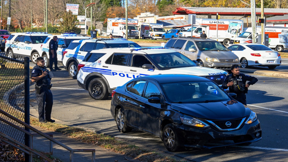 ضباط شرطة الأمن في محيط المكان الذي كان عملاء إنفاذ قوانين الهجرة والجمارك. 16 تشرين ثاني 2025 (أ ف ب)