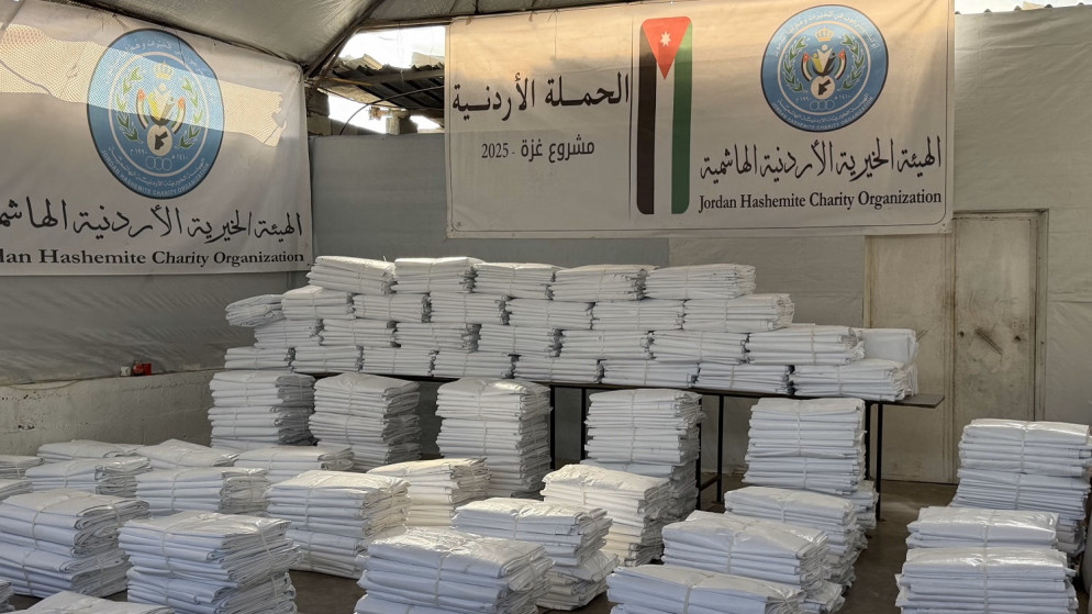 الحملة الأردنية تستكمل حملة توزيع الشوادر وصيانة خيام النازحين في قطاع غزة.