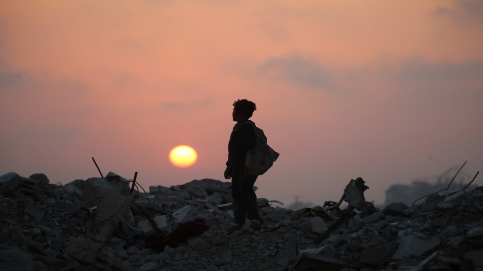 طفل فلسطيني يقف على أنقاض المأساة في غزة. (أ ف ب)