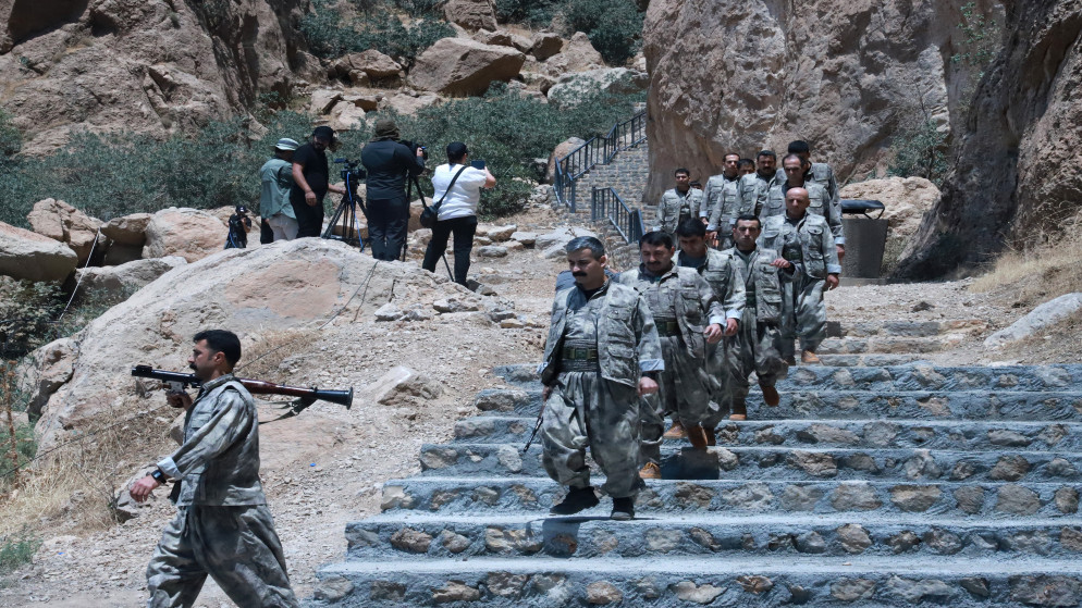 عناصر من حزب العمال الكردستاني يسيرون باتجاه مراسم نزع سلاح في السليمانية. العراق. 11 تموز 2025. (أ ف ب)