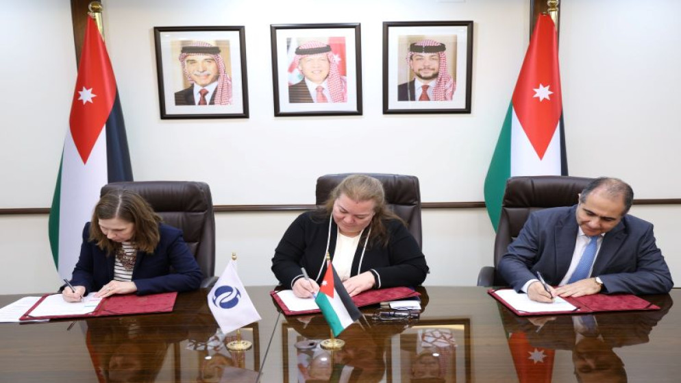 وزيرة التخطيط والتعاون الدولي زينه طوقان (وسط) ووزير الاستثمار طارق أبو غزالة والمديرة الإقليمية لعمليات البنك الأوروبي للتنمية غريتشن بيري