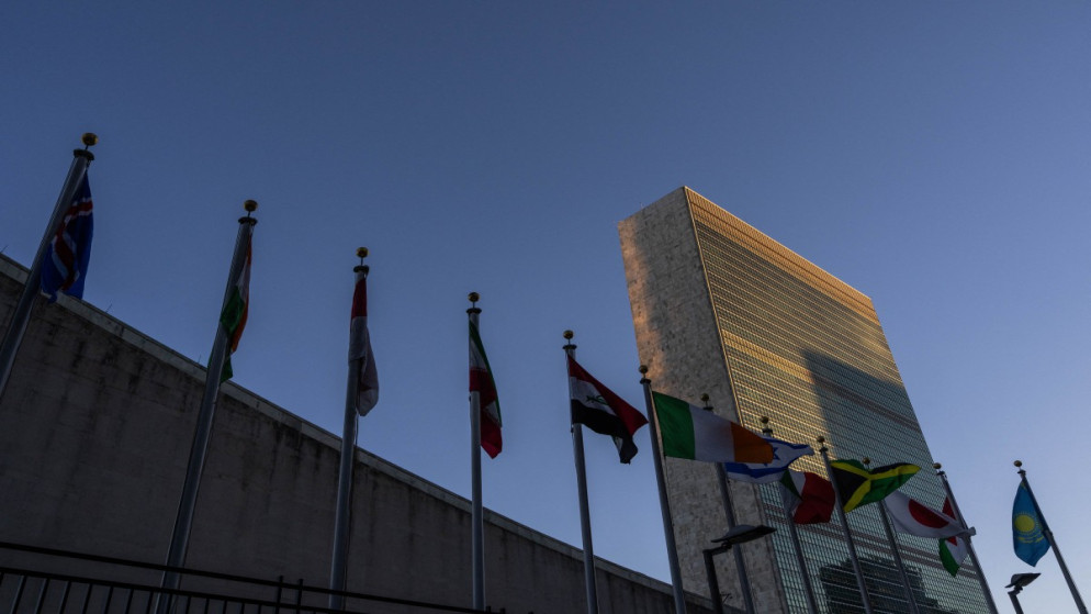 صورة لمقر الأمم المتحدة قبل اجتماع أعضاء مجلس الأمن التابع للأمم المتحدة للتصويت على مشروع قرار لتفويض قوة دولية لحفظ الاستقرار في غزة، في 17 تشرين الثاني 2025.(أ ف ب)