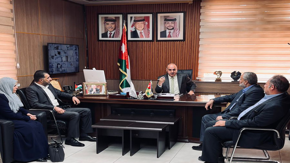 محافظ الطفيلة سلطان الماضي خلال اجتماع مع ممثلي مديريات التنمية الاجتماعية.