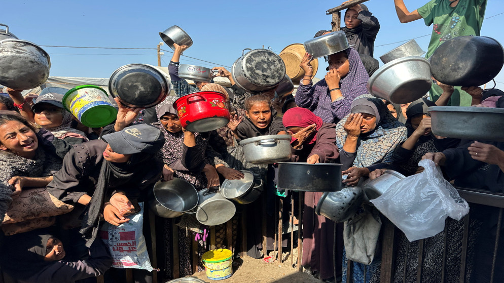 فلسطينيون يتجمعون لتلقي الطعام من مطبخ خيري وسط وقف إطلاق النار بين إسرائيل وحماس، في خان يونس جنوب قطاع غزة، 5 تشرين الثاني 2025. )رويترز(