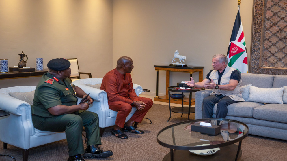 جلالة الملك عبدﷲ الثاني يستقبل نائب وزير الدفاع في جمهورية سيراليون موانا ماساكوي.