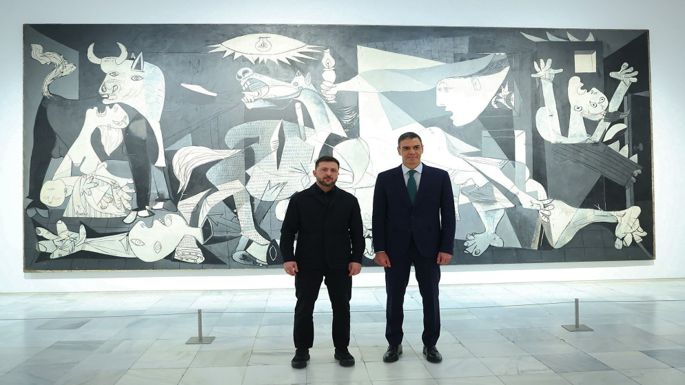 رئيس الوزراء الإسباني بيدرو سانشيز  والرئيس الأوكراني فولوديمير زيلينسكي، 18 تشرين الثاني 2025. (أ ف ب)