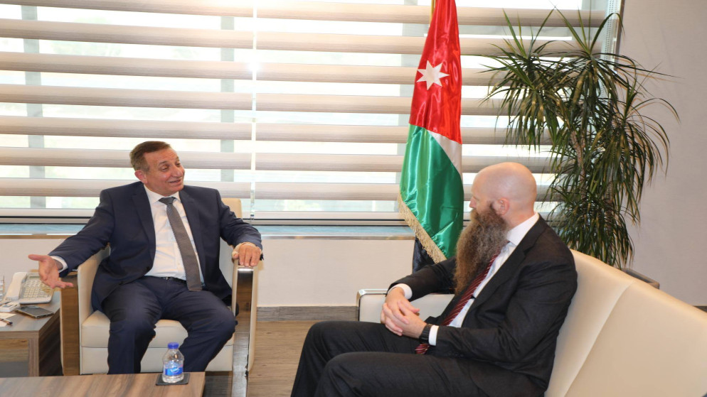 استقبل وزير الزراعة صائب الخريسات السفير الأميركي لدى الأردن جيم هولتسنايدر. (وزارة الزراعة)