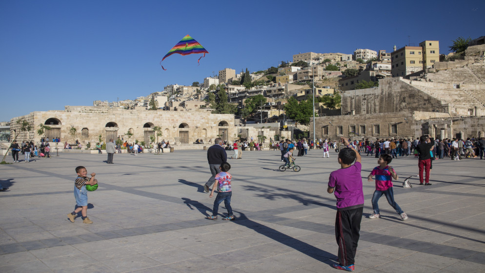 أشخاص في منطقة وسط البلد في العاصمة عمّان. (istockphoto)