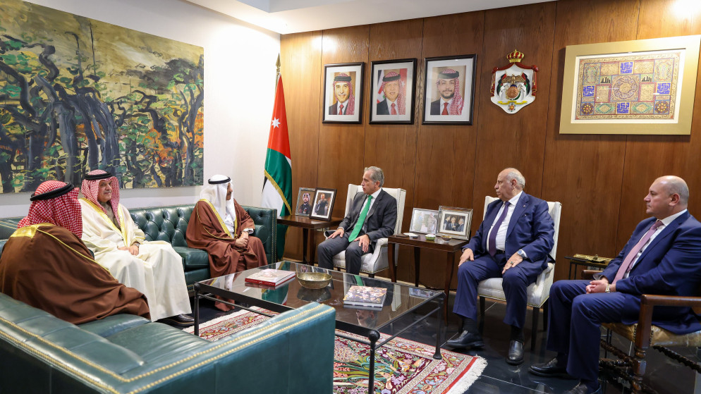 رئيس الوزراء جعفر حسان ورئيس مجلس الشورى البحريني علي بن صالح الصالح والوفد المرافق له.