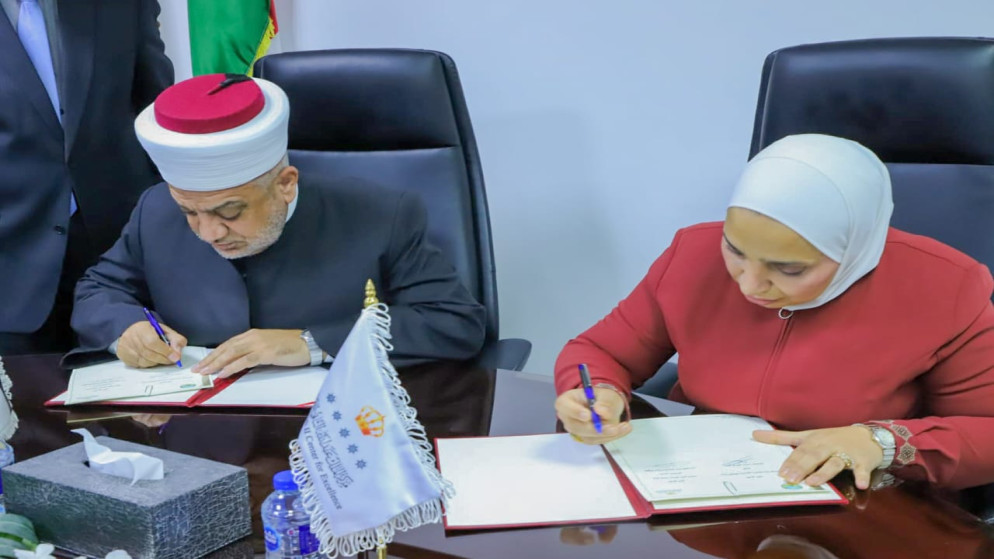 جانب من توقيع الاتفاقية.