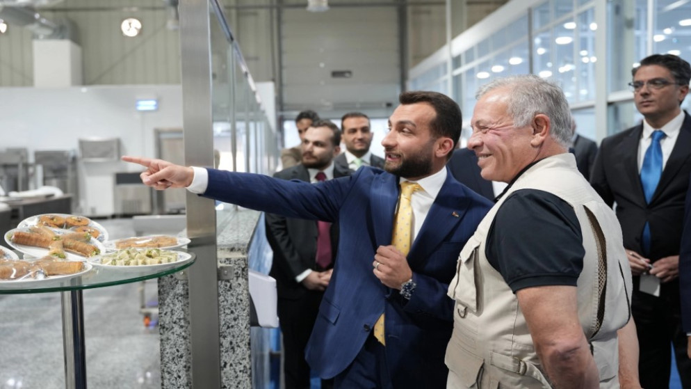 جلالة الملك عبد الله الثاني يزور مصانع شركة الحاج محمود حبيبة وأولاده. (الديوان الملكي الهاشمي)