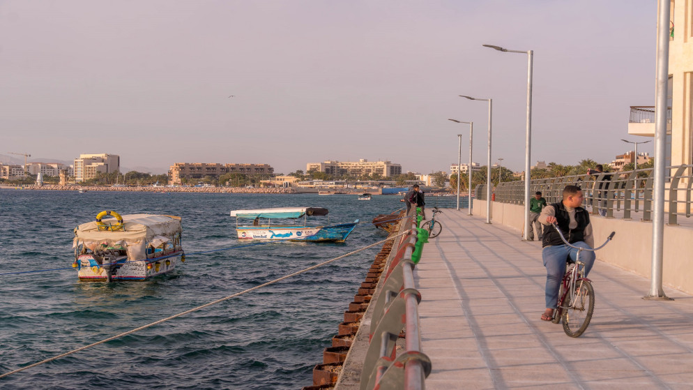 ممشى بجوار شاطئ العقبة جنوبي الأردن. (istockphoto)