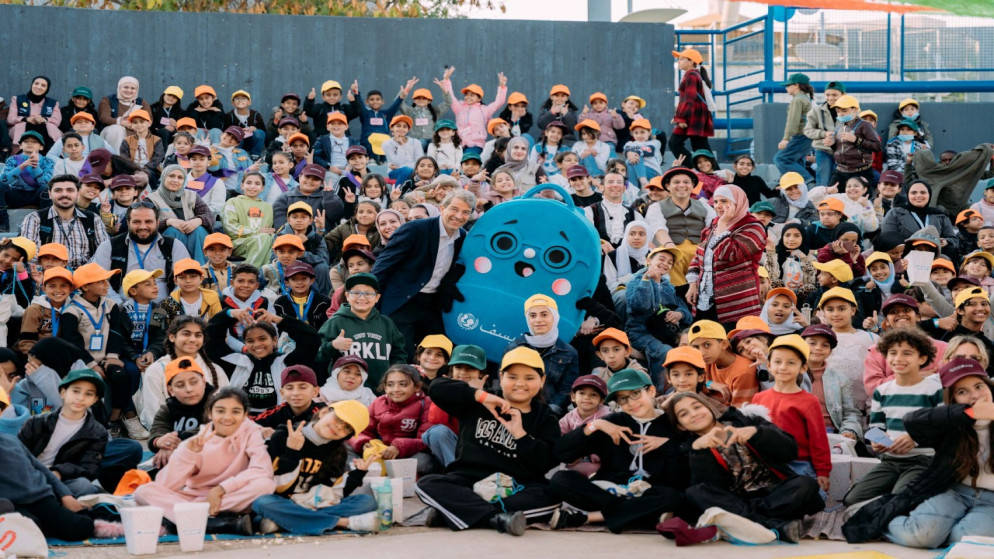 أطفال يحتفلون باليوم العالمي للطفل.