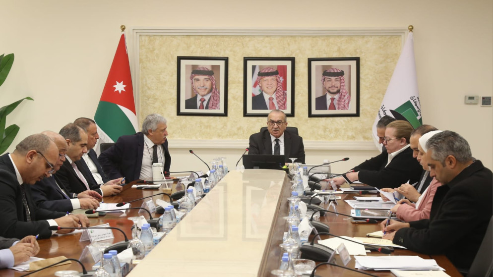 حكومة جعفر حسّان تبحث خطط تطوير جسر الملك حسين وتعزيز كفاءة المراكز الحدودية