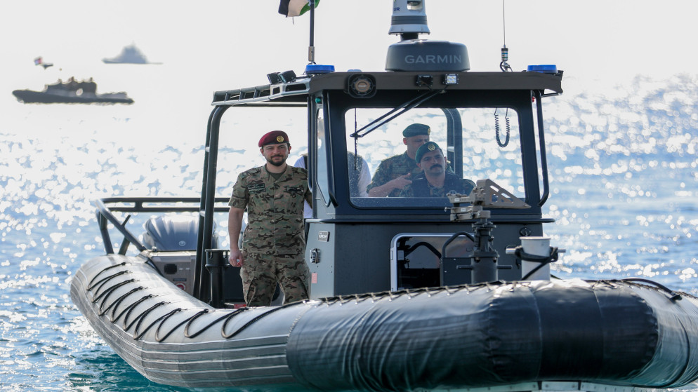 ولي العهد يزور فريق مكافحة الإرهاب المائي. (الديوان الملكي)