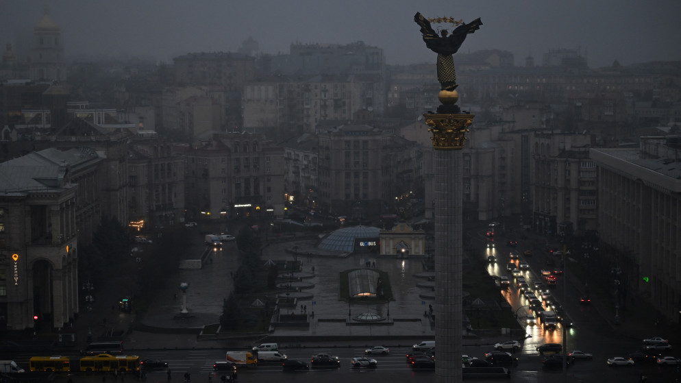 مركبات تسير على طول ميدان الاستقلال في كييف خلال انقطاع التيار الكهربائي، 20 نوفمبر 2025. (أ ف ب)
