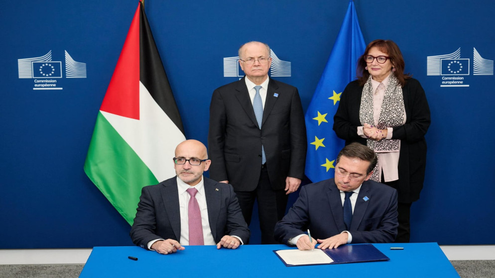 جانب من توقيع الاتفاقية بين الحكومة الفلسطينية والمفوضية الأوروبية. (المملكة)