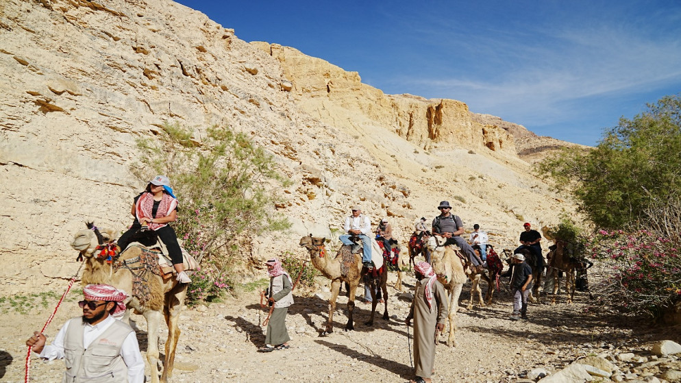 سياح خلال رحلة سياحية. (حساب Visit Petra على فيسبوك)