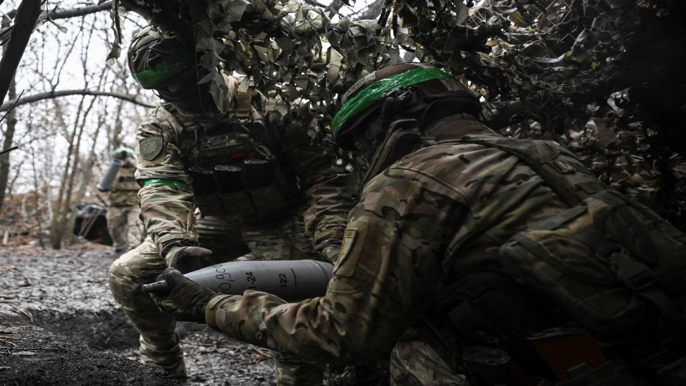 استعداد أفراد من الجيش الأوكراني لإطلاق النار على القوات الروسية وسط هجوم روسيا على أوكرانيا. 20 تشرين ثاني 2025 (رويترز)