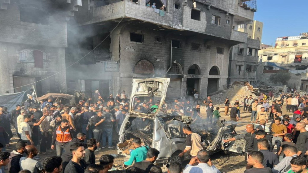 فلسطينيون بالقرب من مركبة استُهدفت بصاروخ من طائرات الاحتلال الإسرائيلي في قطاع غزة.. 22 تشرين الثاني 2025. (وكالة الأنباء الفلسطينية)