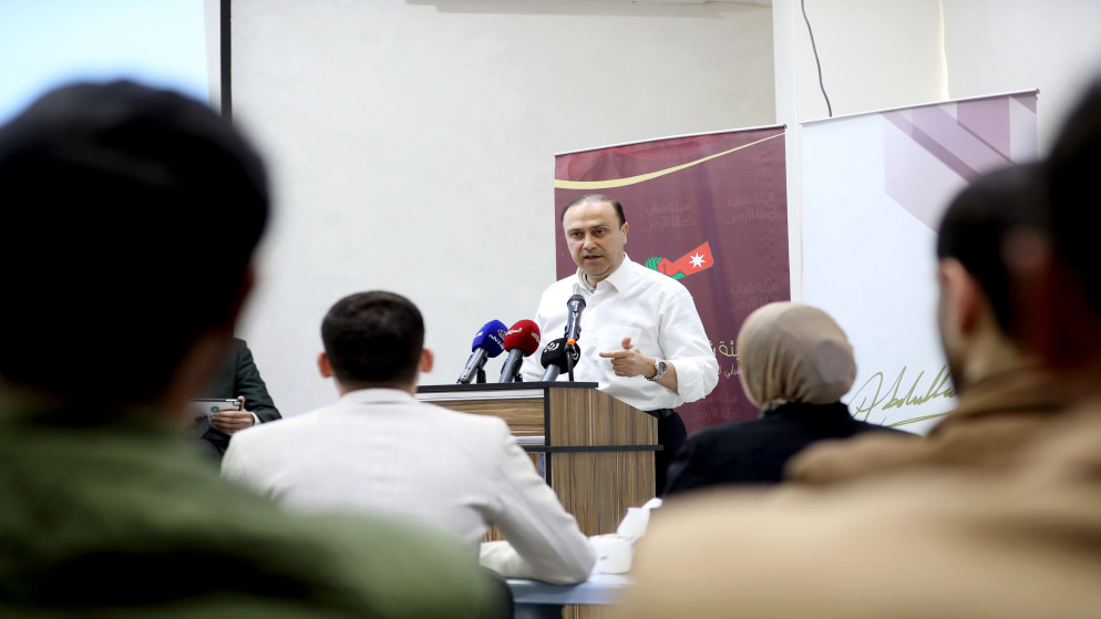 وزير الاتصال الحكومي الناطق الرسمي باسم الحكومة محمد المومني خلال حوارية مع شباب وشابات يمثلون محافظات إقليم وسط المملكة.