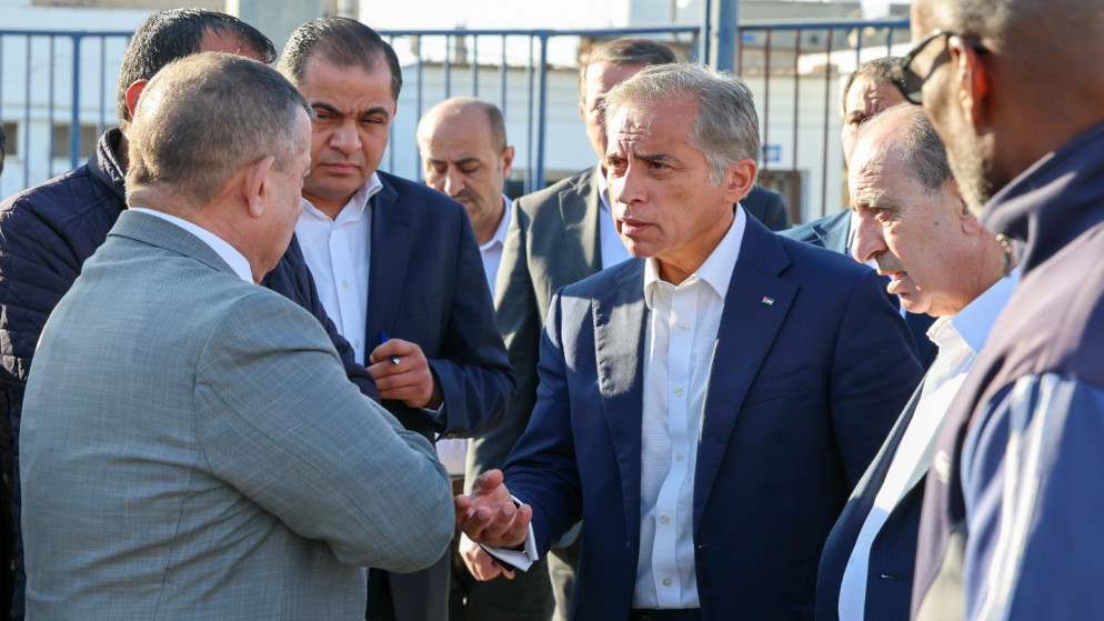 رئيس الوزراء جعفر حسَّان يبدأ جولة ميدانيَّة تفقديَّة من لواء الرصيفة، في محافظة الزرقاء. (رئاسة الوزراء)