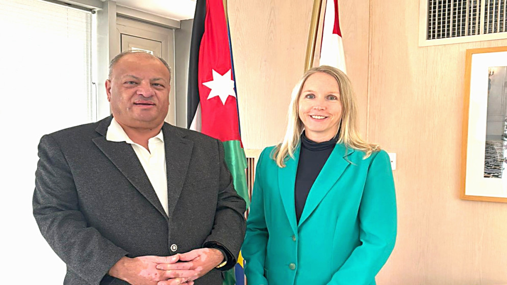 المدير التنفيذي لمهرجان جرش للثقافة والفنون أيمن سماوي، خلال لقائه بالسفيرة الهولندية لدى المملكة ستيلا كلوث.