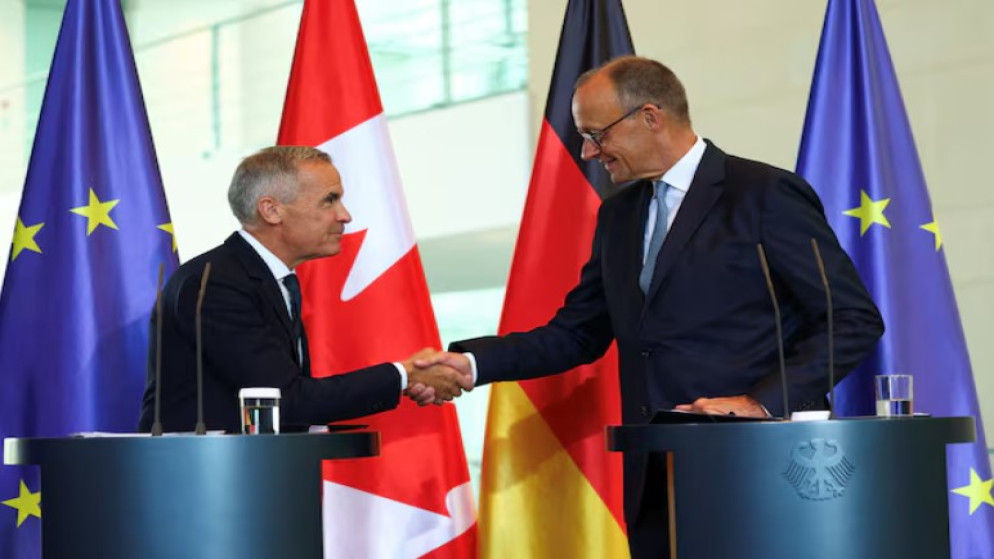 رئيس الوزراء الكندي مارك كارني يصافح المستشار الألماني فريدريش ميرتس خلال مؤتمر صحفي في برلين. 26/08/2025. (رويترز)