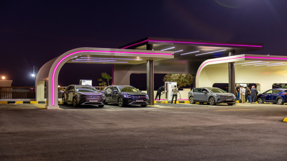 سيارات كهربائية في إحدى محطات الشحن في الأردن. (istockphoto)