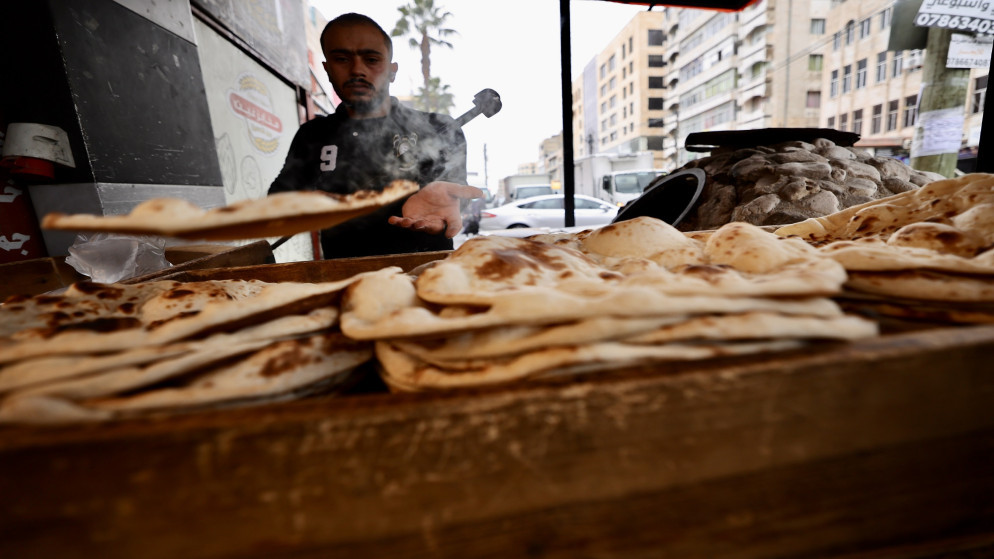 شاب يعمل في مخبز خلال أجواء باردة. (المملكة)