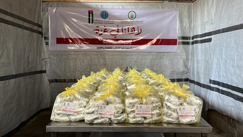 "الخيرية الهاشمية" ونقابة تجار المواد الغذائية توزعان وجابت ساخنة في شمال غزة.