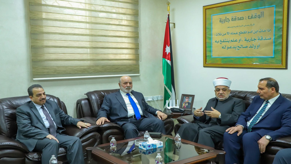 وزير الأوقاف والشؤون والمقدسات الإسلامية محمد الخلايلة خلال لقائه مع رئيس المجلس الاقتصادي والاجتماعي موسى شتيوي والوفد المرافق.