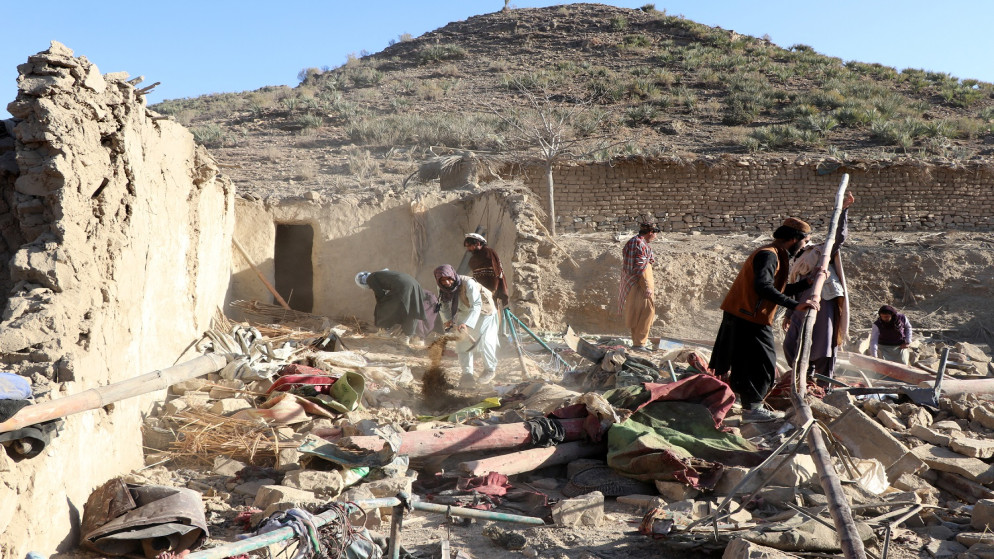سكان يقومون بإزالة الحطام من منزل متضرر بعد غارة جوية باكستانية في جيغي موغالجاي في ولاية خوست في 25 تشرين ثاني 2025. (أ ف ب)