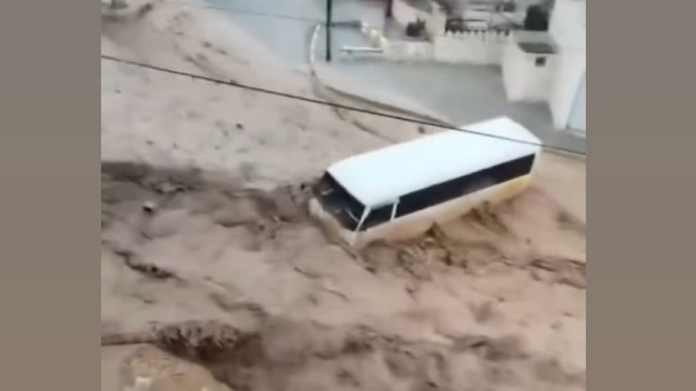 صورة للحافلة التي جرفتها السيول (وسائل التواصل الاجتماعي)