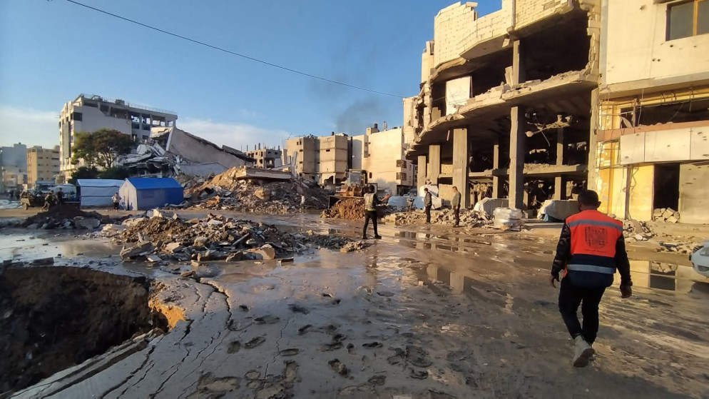 بلدية غزة تتعامل مع المنخفض الجوي في المدينة.