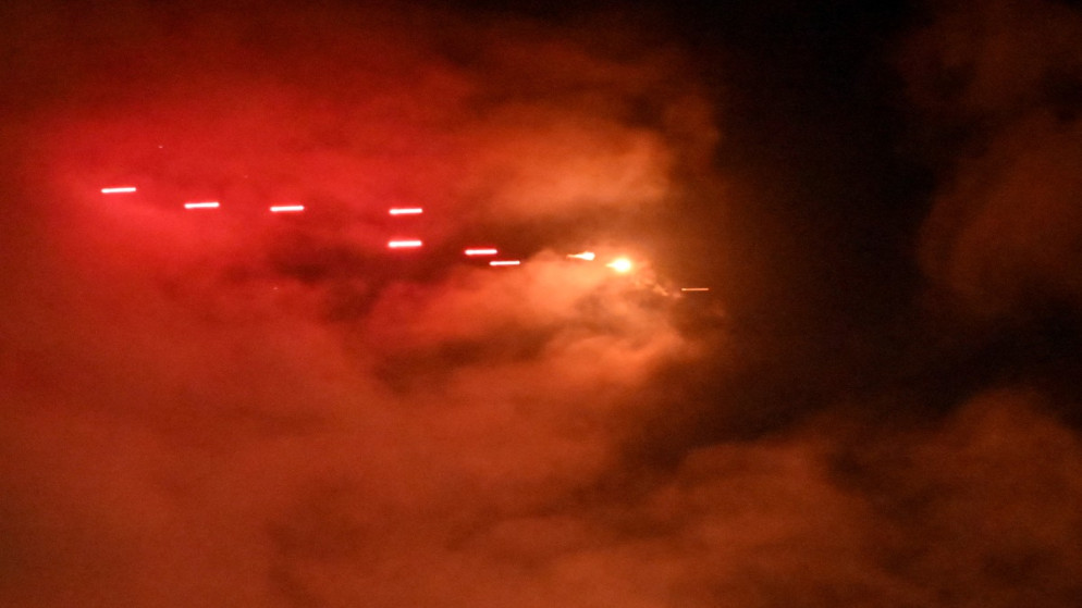 الدفاعات الجوية الأوكرانية تُطلق النار على طائرات مُسيّرة وصواريخ روسية فوق كييف. 25 تشرين الثاني 2025. (أ ف ب)